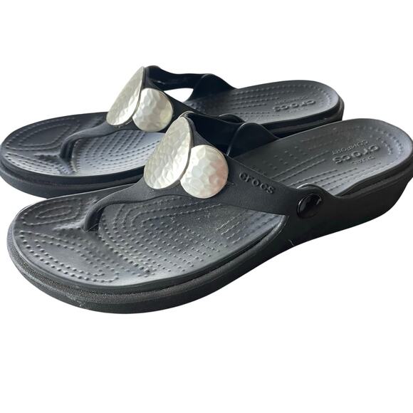 Crocs Sanrah Silver Medallion Black Flip Flop Sandals Womens Size 7 Slip On - Picture 1 of 6